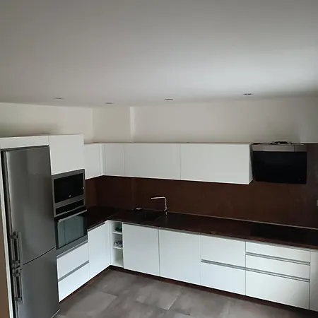 Apartman Laurin شقة *
